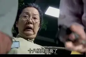 成龙电梯智斗劫匪，老奶奶神助攻帮了大忙！视频封面