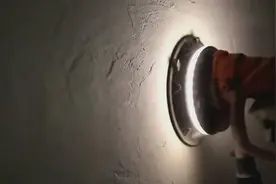工人半小时就把水泥墙给整光滑了，原来是用了这种机器
