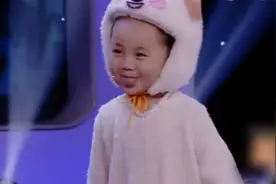 小山竹3岁时的表演，太萌了！这一口东北腔倒是没变视频封面