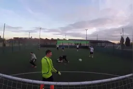 什么叫飞毛腿？这一球踢的连守门员都没反应过来