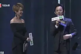 何炅替谢娜领奖，现场连线谢娜也不忘恭喜杰哥获得年度人气歌手奖视频封面