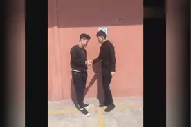 一小伙问朋友是哪里人？结果却把自己吓跑了！