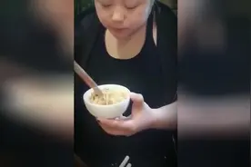 男朋友给林丢丢煮了一盆面，直呼吃不完，没想到最后一点都不剩