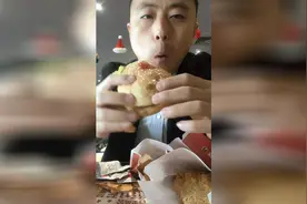 就喜欢吃汉堡的时候放番茄酱 有一样的吗