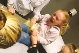 小女孩发高烧必须打静脉针才能快速退烧，护士打针使女孩哭笑不得