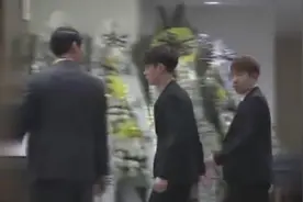 shinee金钟铉生前唯一公开前女友申世景现身灵堂全身素黑难掩悲痛视频封面