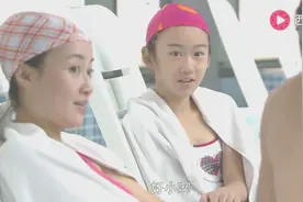富家公子游泳池里向美女秀肌肉哈哈，笑死人了视频封面