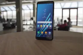 三星次旗舰手机 Galaxy A8 (2018) 开箱上手体验！视频封面