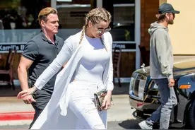 自带吹风机！科勒与大姐夫外出就餐豪车接驾 大步流星白衣飘飘图片