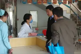 青岛医博医助郭硕徒手帮患者排便图片