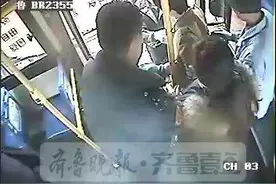 青岛一女子公交上突昏厥 司机与乘客齐救助图片