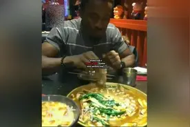 非洲小哥来了中国后还用手抓菜吃饭，不怕烫吗？视频封面