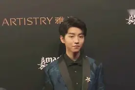 王俊凯写真忧郁沉静 黑白光影下诉说少年心事视频封面