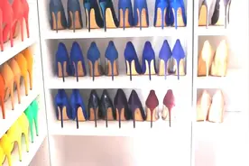 能收集如此全色系的高跟鞋，也是人才啦！