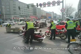 建华交警查扣摩托车15台图片