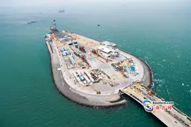 港珠澳大桥东人工岛岛头钢圆筒顺利拆除图片