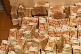 旧沙发中藏匿6亿现金 女主人每天躺钱褥上睡觉视频封面