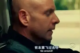 路怒症特警怼司机，车主下来看到是警察直接拿枪打视频封面