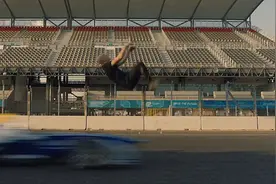 英国 “跑酷王子”后空翻躲时速百公里F1赛车.图片
