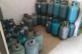 工业园旁暗藏黑瓶库 汉阳城管“打黑”不手软图片