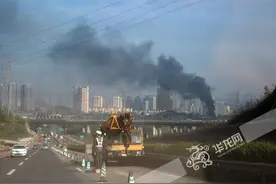 重庆江北区一废旧汽车回收厂失火 未造成人员伤亡图片