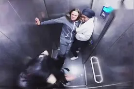 小伙电梯里带猪头面具恶搞路人，结果……被黑人小哥一顿狂踹！视频封面