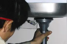 洗碗的时候水槽水管堵住了，1招教你轻松简单的疏通管道！图片