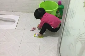 女儿自己洗袜子，看着好乖，真是妈妈的小棉袄图片
