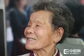 许昌八旬老太开10平米理发店 理发仅收2元十余年不涨价图片