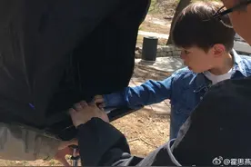 霍思燕晒嗯哼工作萌照 网友：只有我看到耳朵是个心型么？图片