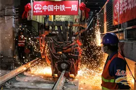 石家庄地铁1号线轨道铺设完毕，轨道都通了地铁还远吗！图片