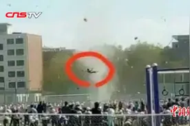 超惊险！小学运动会遇龙卷风 学生瞬间被卷到数米高空视频封面