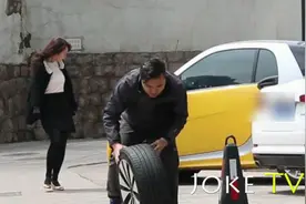 作死小伙中国街头卸车胎恶搞路人被暴揍！图片