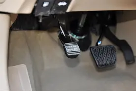 使用手刹的禁忌图片