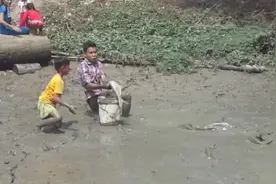 抽干池塘水，大人小孩都到泥水里捉鱼，好怀念图片