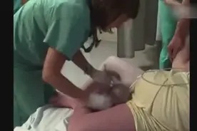 实拍四胞胎妈妈产房分娩现场，向伟大母亲致敬！超感人！视频封面