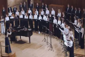 中国青年指挥家指挥俄罗斯合唱团演唱云南民歌《小河淌水》图片