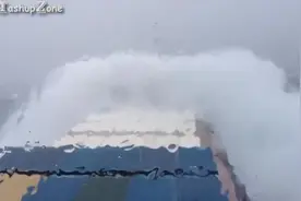 大船在海上遇到大风浪第一视角，船一上一下，看的提心吊胆！吓人图片