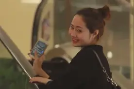 美女电梯摸大叔手，大叔把握机会掉头追美女！图片