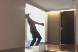 还能再逼真一点吗？模仿帝恶搞哈登突破脚步！哈哈笑死了图片