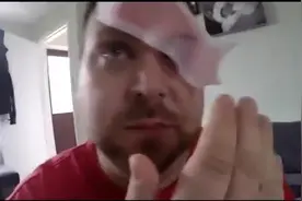 女友把除毛贴片贴在熟睡男友的眉毛上，接下来当拔掉后的模样笑翻图片