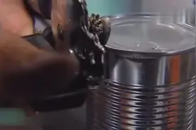 美女点了个罐头，吃着吃着，被里面的东西吓一大跳图片