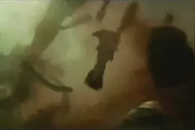 欧美电影中，食人鱼肆虐整个海岸的残酷场景图片