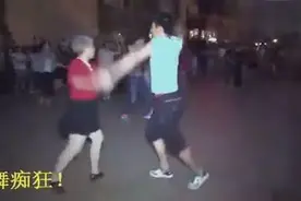 60岁大妈和小伙激情广场舞，醉了!视频封面