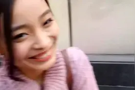旅游合照搭讪法，笑容甜美的美女空姐视频封面