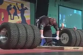 为举486公斤，结果现场喷血，大力士也有极限图片