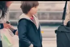 日本街头测试：钱包假装掉在地上，看小朋友会怎么做？图片