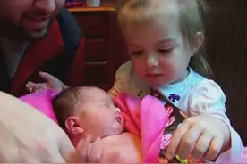 小萝莉初见新生妹妹时的反应，简直太有爱了图片