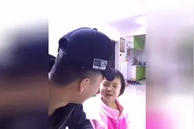 闺女变魔术，结果每次都被爸爸猜到，逗死了！图片