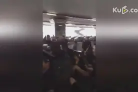 实拍权志龙抵京 保镖怒推狂热女粉丝 你怎么看？图片